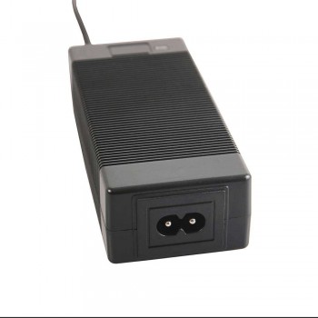 Polnilec za baterije V-Mount Patona